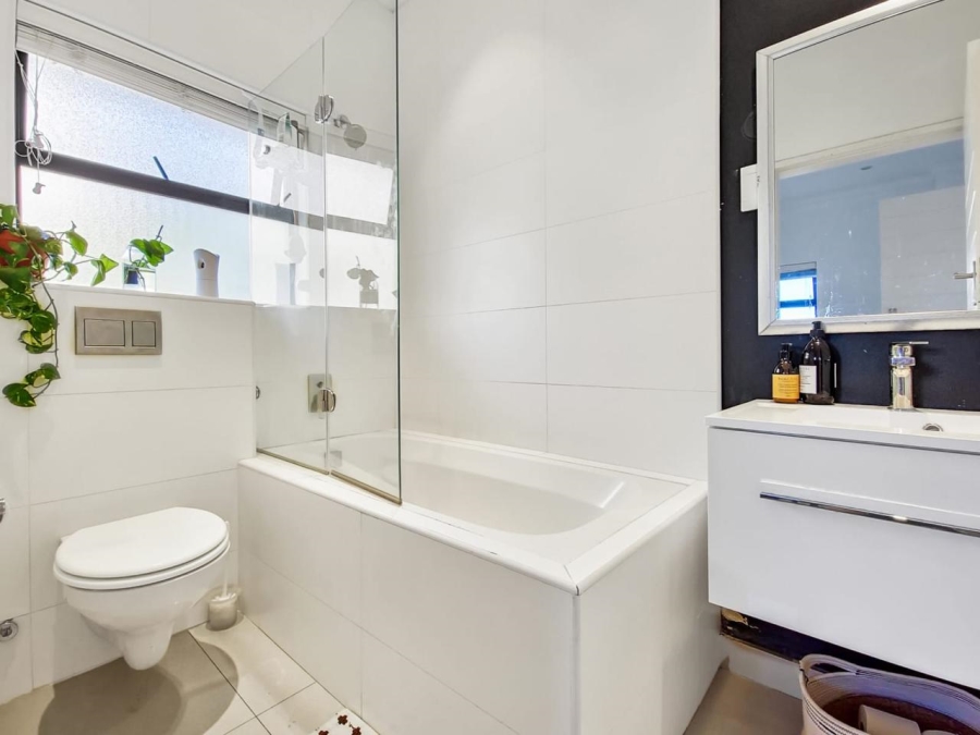 1 Bedroom Property for Sale in Vredehoek Western Cape